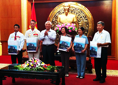 ພົບປະກັບຄະນະຜູ້ແທນຜູ້ມີຄຸນງາມ ຄວາມດີຕໍ່ການປະຕິວັດແຂວງກອນຕູມ